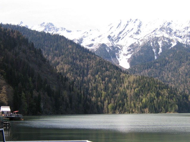Озеро Рица самое известное озеро  в Абхазии