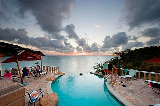 элитный отель с бассейном на искусственных островах