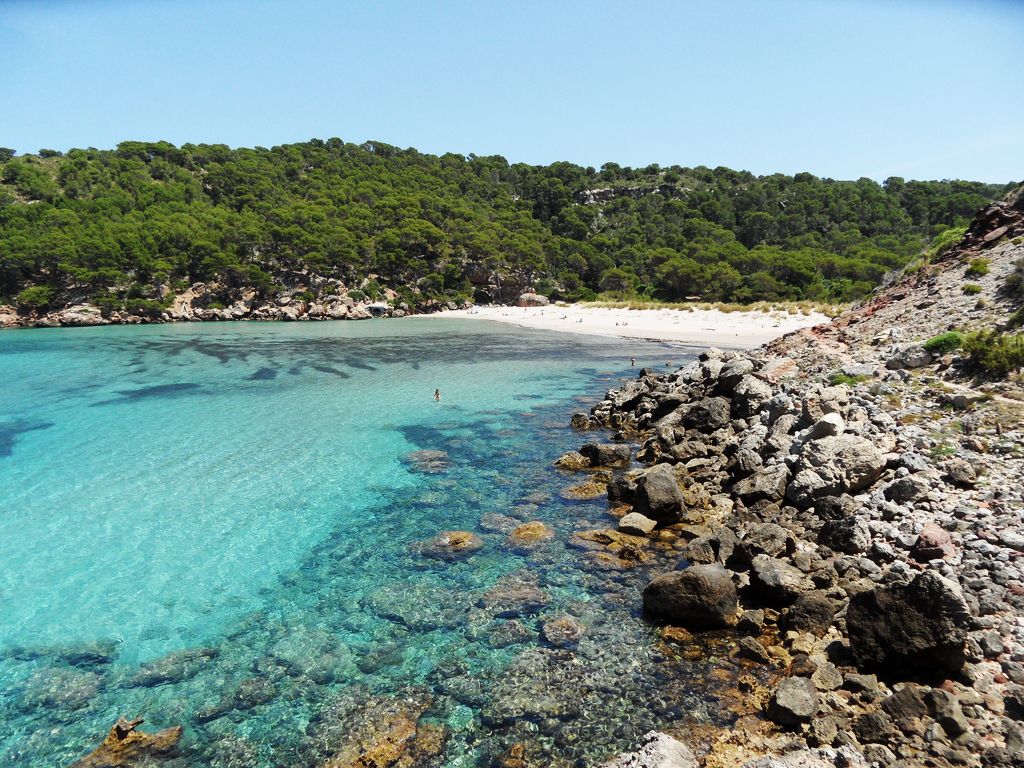 Испания тихий пляж Cala de Algaiarens