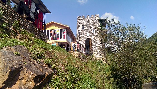 Медовые водопады. гостевой дом, с башней в виде древней крепости
