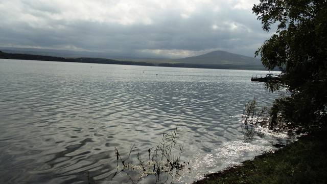 Озеро Тамбукан, даже в безветренную погоду гладь озера кажется черной.