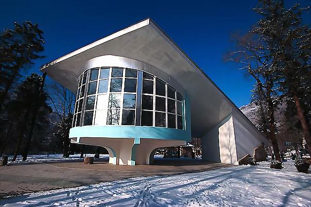 Здание дайв-центр на голубом озере в Кабардино–Балкарии