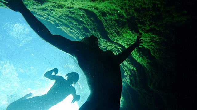 Подводная карстовая пещера – на глубине.