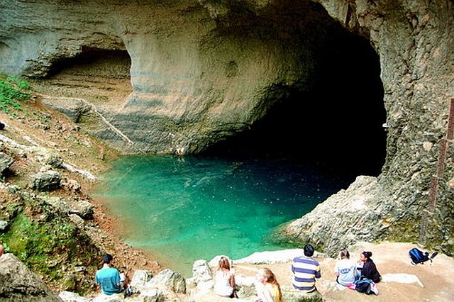 Озеро Воклюз – самая глубокая карстовая пещера в Европе.
