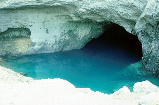 Озеро Воклюз – самая глубокая карстовая пещера в Европе.