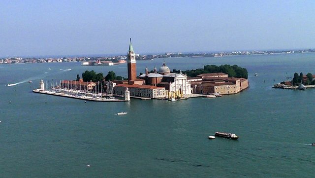 Вид на Венецию с колокольни Сан-Марко – на фото видна башня Святого Марка расположенная на острове Сан Джорджо