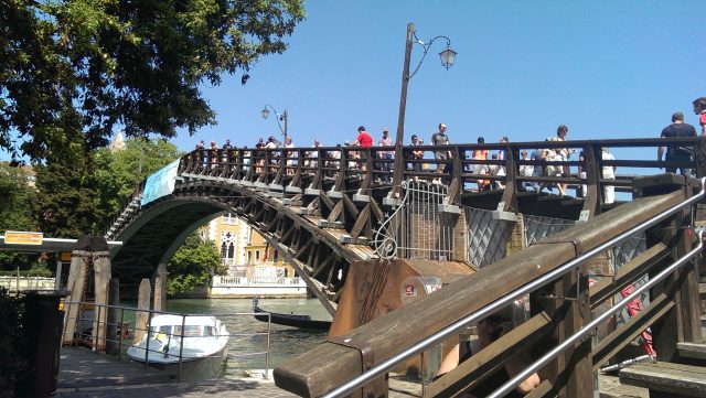 Деревянный мост академии Венеция Италия - фото