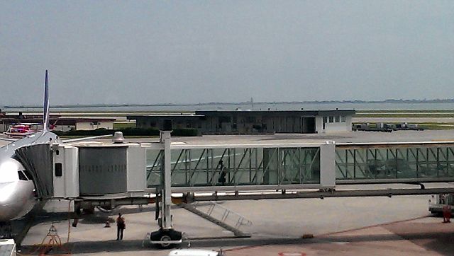 Аэропорт Марко Поло, вдалеке виднеется Венеция