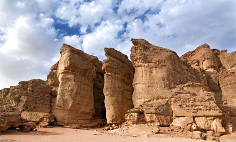 Столпы царя Соломона выветренные тысячелетиями скалы